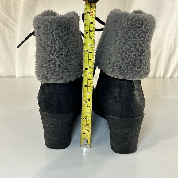 UGG Zea Women’s Black Leather Fold Over Shearling Wedge Lace-Up Boots Size 5 - Picture 4 of 8